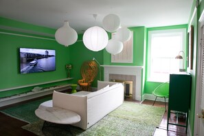 Fernseher, Kamin, Videospiele, Bücher