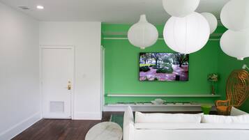 Een televisie, een open haard, videogames en boeken