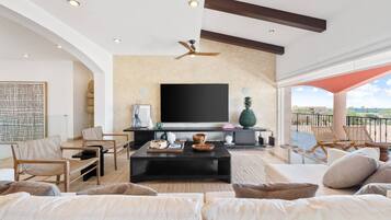 Fernseher, Kamin, Stereoanlage