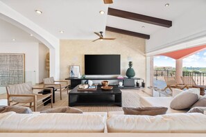 Télévision, cheminée, chaîne hi-fi