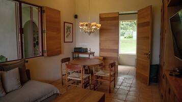 Casa de campo Deluxe, 4 habitaciones, alberca privada, vista al jardín | Comedor