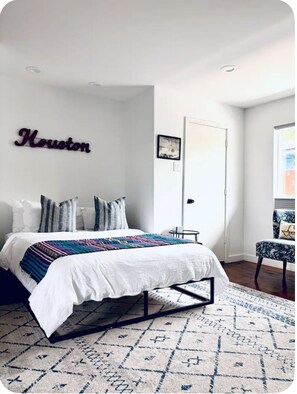 1 bedroom, desk, iron/ironing board, travel cot - The Apollo 13 Houston Hip Studio Creative Montrose Walkable Area. (Houston)