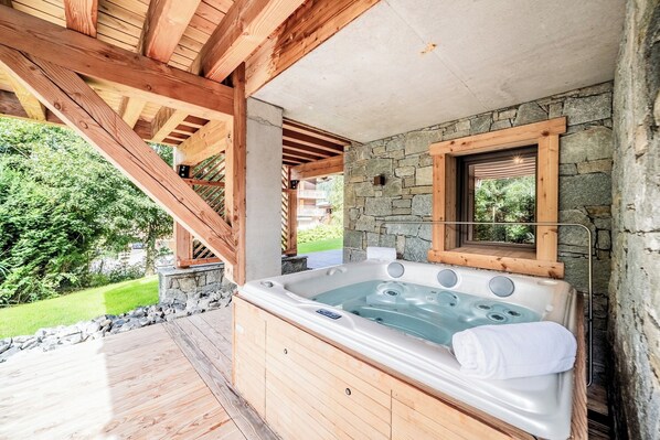 Outdoor spa tub