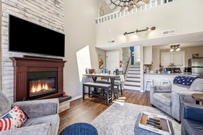 Smart TV, chimenea y libros