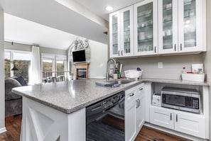 Geladeira, micro-ondas, fogão, cooktop