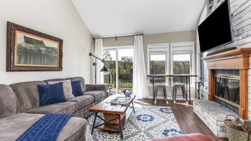 Smart TV, chimenea y libros