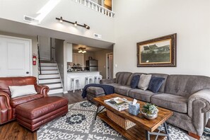 TV connectée, cheminée, livres