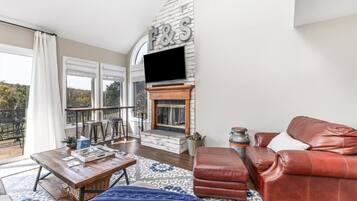 TV connectée, cheminée, livres