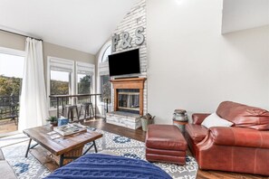 TV connectée, cheminée, livres