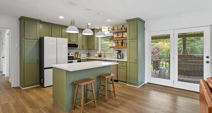 4B Retro Retreat: Sauna, Cold Dip, Mountain View Oasis