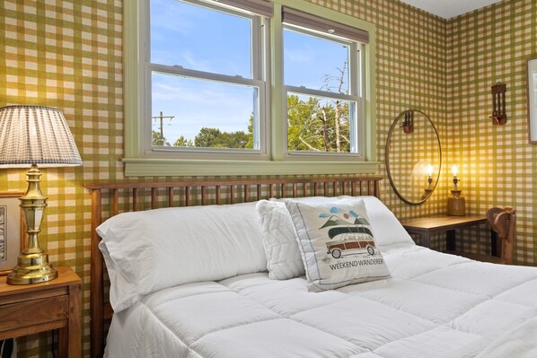 4 bedrooms, iron/ironing board, WiFi, bed sheets