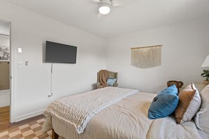 4 bedrooms, iron/ironing board, WiFi, bed sheets