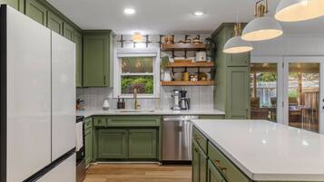 Microondas, horno, parrilla de estufa y lavavajillas