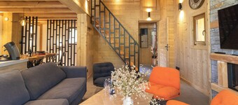 Chalet at the foot of the slopes, private parking, free shuttle bus stop 50m away.