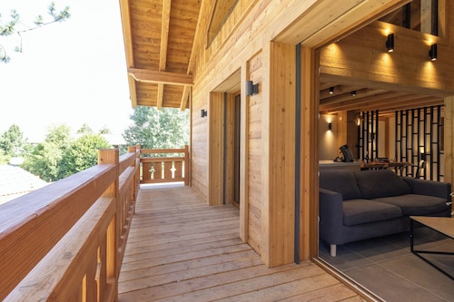 Chalet at the foot of the slopes, private parking, free shuttle bus stop 50m away.