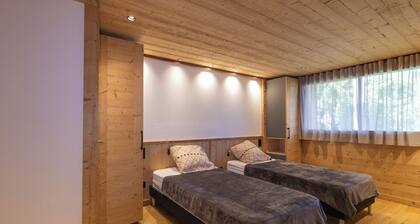 Chalet at the foot of the slopes, private parking, free shuttle bus stop 50m away.