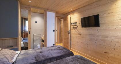 Chalet at the foot of the slopes, private parking, free shuttle bus stop 50m away.