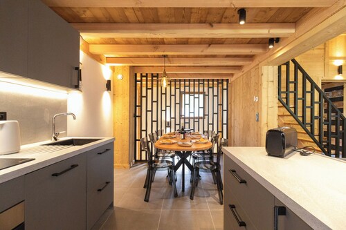 Chalet at the foot of the slopes, private parking, free shuttle bus stop 50m away.