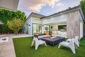 Terrace/patio - Unbeatable Scottsdale Location, Relaxing Heated Pool and Spa, A Modern Oasis! (Scottsdale)