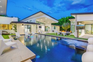 Outdoor pool, a heated pool - Unbeatable Scottsdale Location, Relaxing Heated Pool and Spa, A Modern Oasis! (Scottsdale)