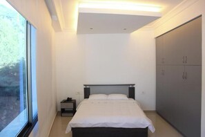 1 bedroom, iron/ironing board, internet, bed sheets