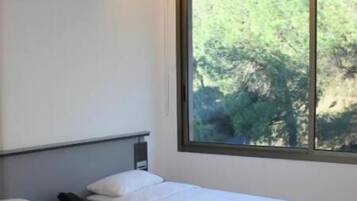3 bedrooms, internet, bed sheets