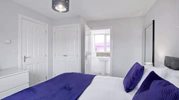 3 bedrooms, desk, iron/ironing board, free WiFi
