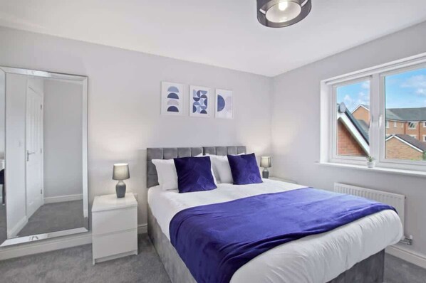 3 habitaciones, escritorio, tabla de planchar con plancha y wifi gratis