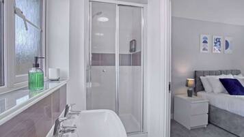Douche, sĂšche-cheveux, serviettes fournies, shampoing