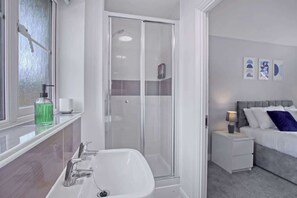 Douche, sèche-cheveux, serviettes fournies, shampoing