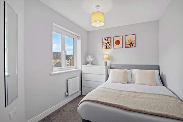 3 habitaciones, escritorio, tabla de planchar con plancha y wifi gratis 