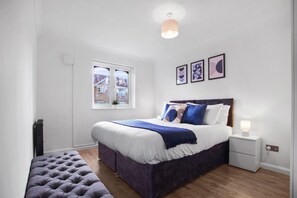 2 bedrooms, iron/ironing board, free WiFi, bed sheets - Modern 2 bedroom apartment with private parking. (Berkshire)