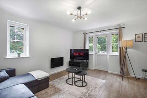 TV, offices - Modern 2 bedroom apartment with private parking. (Berkshire)