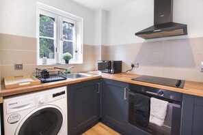 Fridge, microwave, oven, stovetop - Modern 2 bedroom apartment with private parking. (Berkshire)