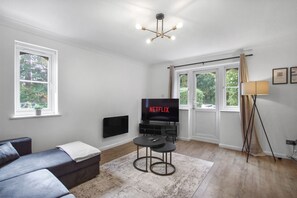 TV - Modern 2 bedroom apartment with private parking. (Berkshire)