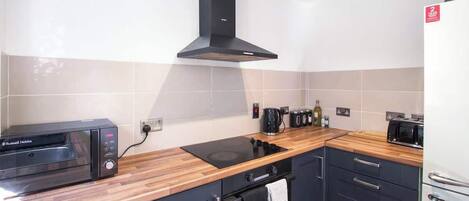 Frigorífico, microondas, horno y placa de cocina