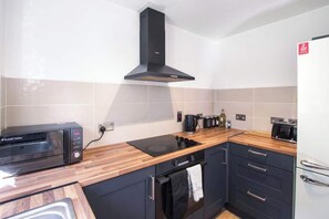 Frigorífico, microondas, horno y placa de cocina