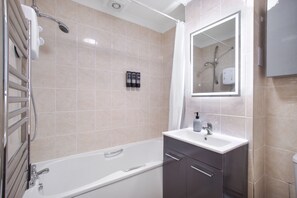 Hair dryer, towels - Modern 2 bedroom apartment with private parking. (Berkshire)