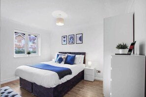 2 bedrooms, desk, iron/ironing board, free WiFi - Modern 2 bedroom apartment with private parking. (Berkshire)