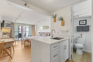 Työpöytä, vauvan matkasänky, Wi-Fi, vuodevaatteet