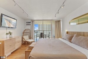 Desk, travel cot, WiFi, bed sheets