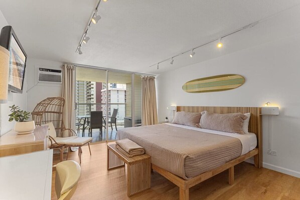 Desk, travel crib, WiFi, bed sheets