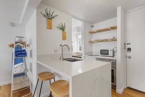 Jääkaappi, mikroaaltouuni, kahvin-/teenkeitin