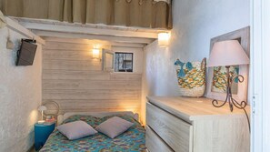 1 habitación, tabla de planchar con plancha y ropa de cama