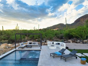 Utomhuspool och uppvärmd pool