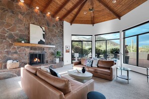 Smart-tv, eldstad, tv-spel och bordsfotboll