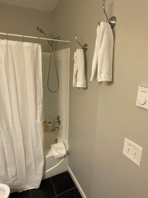 Sèche-cheveux, serviettes fournies, savon, papier toilette