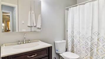 Secadora de cabello, toallas, jabón, papel de baño