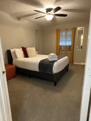 1 chambre, fer et planche à repasser, accès Internet, draps fournis