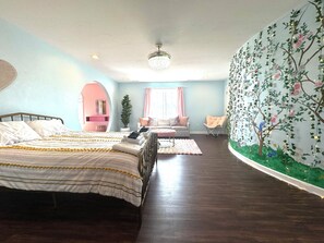 6 bedrooms, iron/ironing board, WiFi, bed sheets - 6 Bedroom Lakefront House on 3 Private Acres! (Orlando)